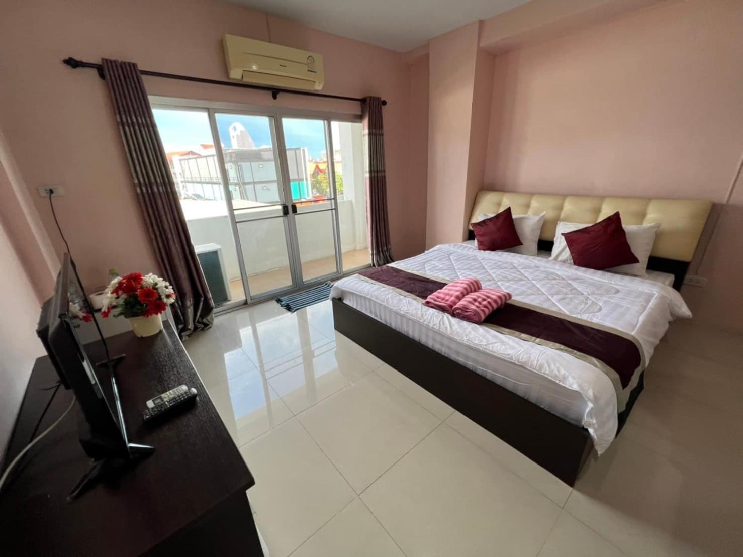 Kjs Pattaya Hotel Bagian luar foto