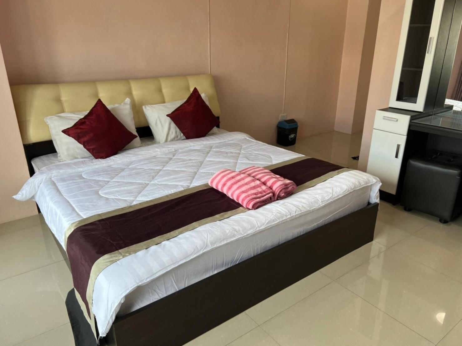 Kjs Pattaya Hotel Bagian luar foto